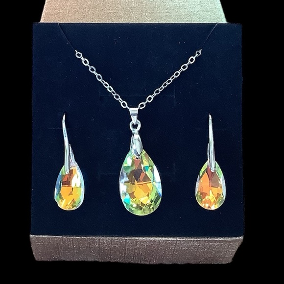 Multifaceted sparkling water drop  crystal necklace and earring set. NWT - Picture 2 of 7